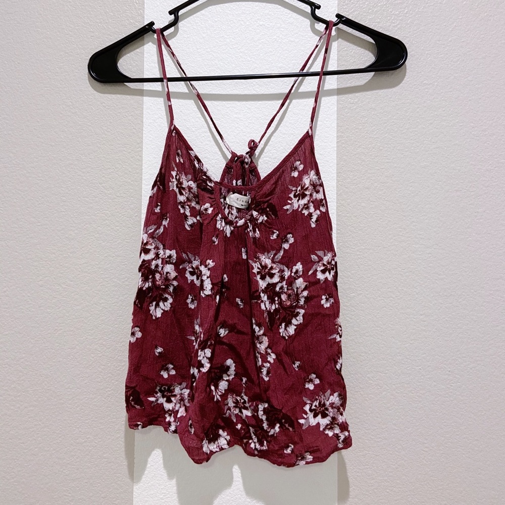 KEYHOLE FRONT FLOWY FLORAL TOP